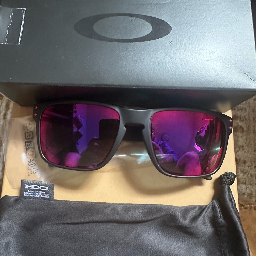 Oakley Holbrook Sunglasses (Brand New)

Matte Black Frame, Red Iridium Lenses